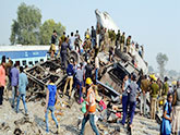 印度火车相撞，115人在坎普尔附近脱轨